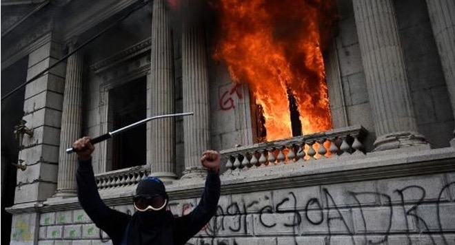 Cientos de manifestantes incendiaron la sede del Congreso de&nbsp;Guatemala