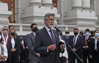 Francisco Sagasti jura el cargo de presidente de Perú recordando a los manifestantes&nbsp;fallecidos