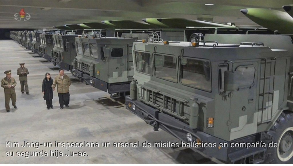 Kim Jong-un inspecciona un arsenal de misiles balísticos junto con su&nbsp;hija