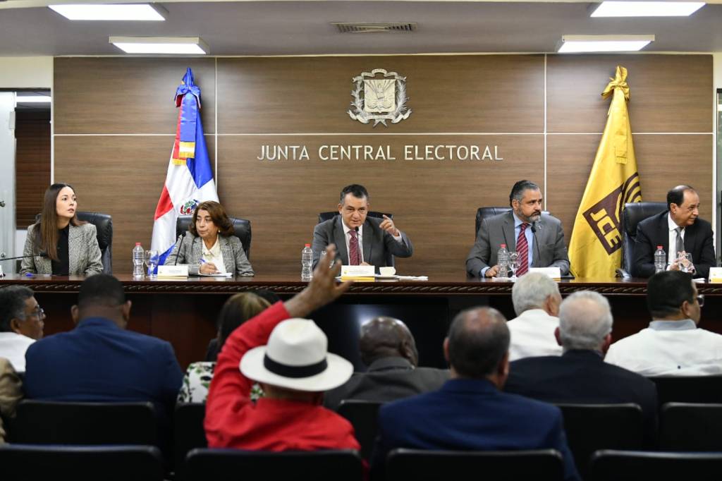 JCE continúa presentación del proyecto de la nueva Cédula de Identidad y Electoral a organizaciones&nbsp;políticas