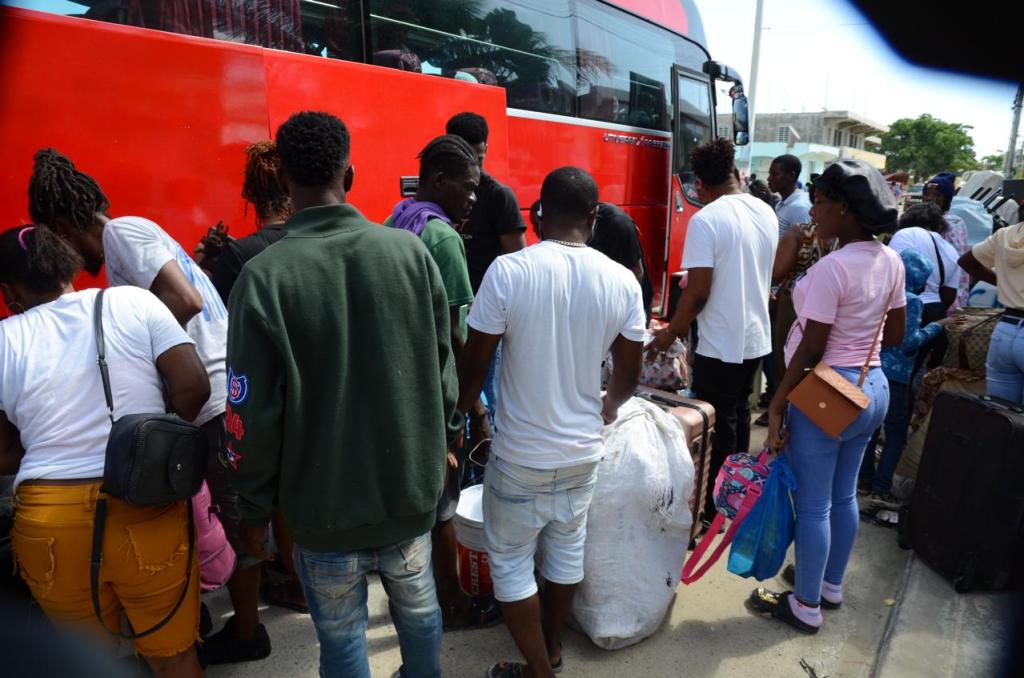 600 haitianos y sus familias retornan a su país forzadospor las presiones de las autoridades&nbsp;migratorias
