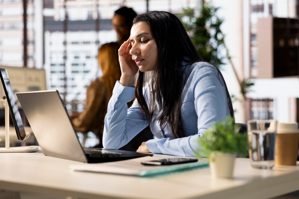 5 de cada 10 empresas en Latinoamérica y el Caribe priorizan la salud mental; pocas miden y gestionan eficazmente el agotamiento laboral 