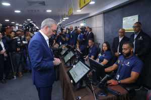 JCE entrega primera cédula de identidad y electoral en el nuevo formato al presidente RD y la primera&nbsp;dama