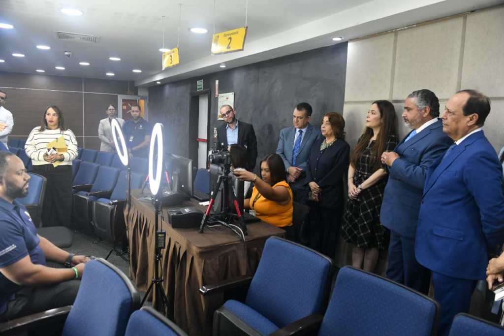 JCE entregará primera cédula de identidad y electoral al presidente Luis Abinader Corona este&nbsp;lunes