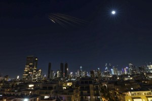 El ejercito iraní ataca Haifa y «Tel Aviv» con drones y misiles