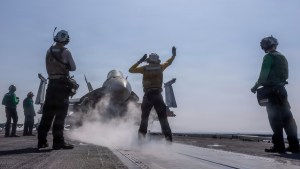 Irán: El portaviones USS Abraham Lincoln de EE.UU. emprendió la retirada tras ser alcanzado por misiles