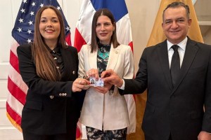 JCE entrega primera nueva cédula en el exterior a embajadora de RD ante EE.&nbsp;UU.
