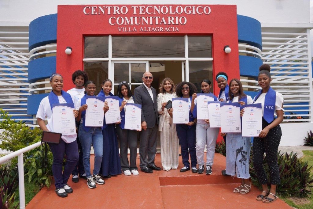 Centros Tecnológicos Comunitarios celebran en Villa Altagracia el “Día de las Niñas en las&nbsp;TIC”