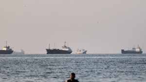 Reportan el paso de petroleros y buques de carga iraníes a través del bloqueo naval de EE.UU.