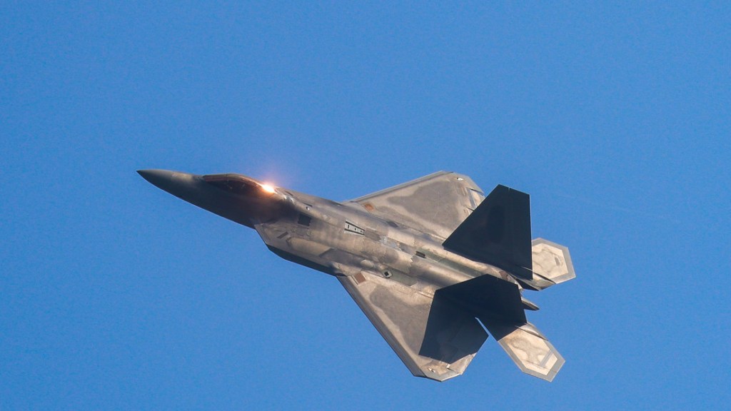 EE.UU. lanza «contundentes» bombardeos contra&nbsp;Irán