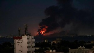 Arabia Saudita lanza ataques aéreos contra una ciudad portuaria de Yemen