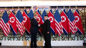 Trump ordena reducir ejercicios militares con Seúl por su «muy buena relación con Kim Jong-un»